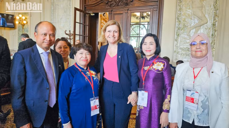 越南国会副主席阮氏青会见法国国民议会议长娅埃尔·布朗·皮韦。