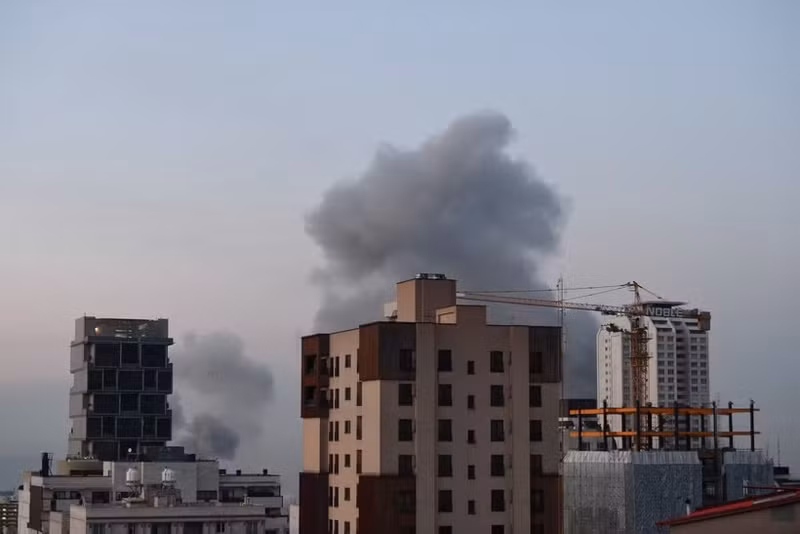 2026年4月1日，伊朗德黑兰发生爆炸，升起滚滚浓烟。（图片来源：新华社/越通社）