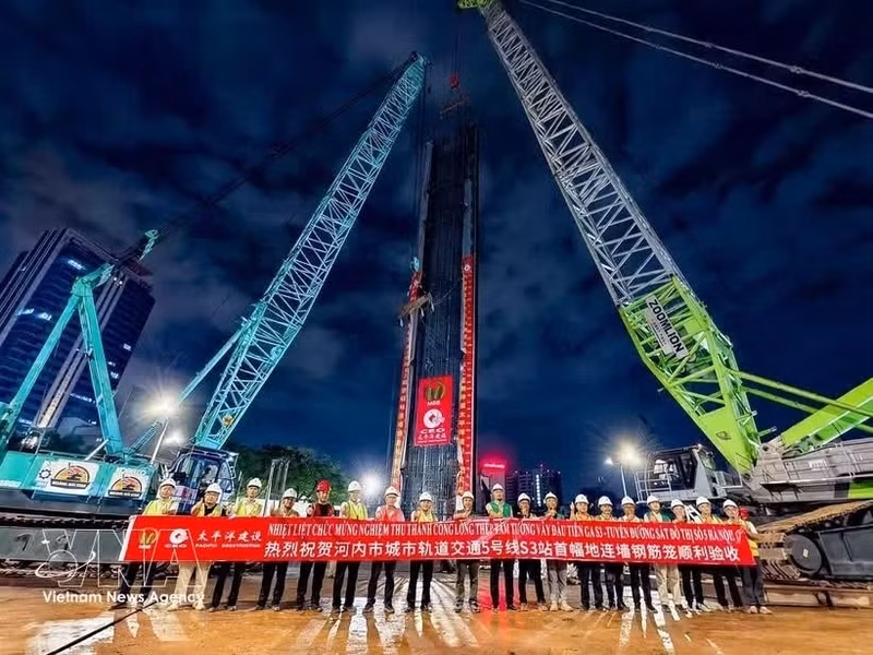 河内地铁5号线完成首幅38.5吨钢筋笼吊装。（图片来源：越通社）