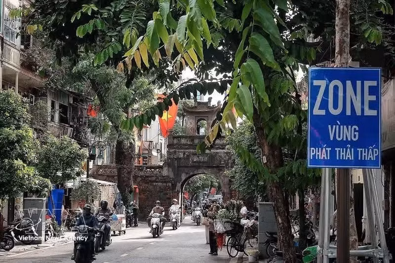 “低排放区”指示牌出现在河内古街区的门户节点之一。