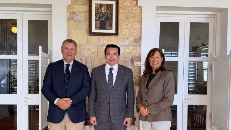 越南驻珀斯总领事范海英与澳大利亚北领地行政长官戴维·康诺利及夫人合影。（越南驻珀斯总领事馆供图）