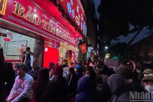 民众冒雨凌晨排队购买黄金【组图】