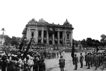 1945年8月30日，来自战区的游击队进入河内，聚集在歌剧院前。（资料图：越通社）