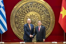 越南国会副主席阮德海与希腊议会第一副议长普拉基奥塔基斯举行会谈。