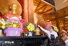 越南国会主席陈青敏前往胡志明市古芝滨药烈士纪念祠敬献鲜花和上香。