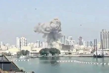 2月28日，巴林海军作战支援中心（NSA）冒出浓烟。该国约有100名越南籍员工。（图片来源：越通社）