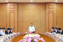 陈锦秀同志主持会议。（图片来源：越通社）