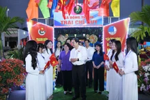 国会主席陈青敏出席胡志明市东盛乡新兵入伍集训营活动。