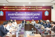 河内金融银行大学代表团与老挝国立大学代表团举行合作会谈。（图片来源：越通社）