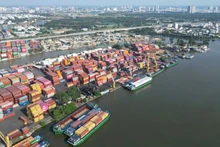 胡志明市平征坊长寿港的货物装卸现场。（世英 摄）。