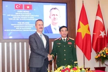 越南国防部长潘文江大将与土耳其国防工业局局长哈卢克·戈尔贡。（图片来源：越通社）