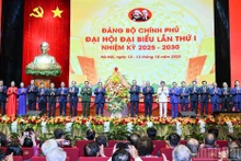 苏林总书记送花祝贺越共政府第一次代表大会。