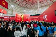 《党旗照亮前行之路95周年展》现代科技让抗战历史活起来【组图】