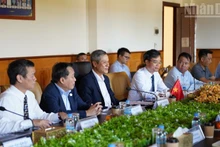 阮明宇大使与蒙多基里省政府领导举行会议。