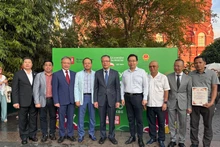 越南驻俄大使邓明魁与与会代表合影。（图片来源：越通社）