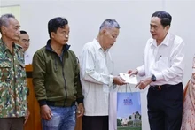 国会主席陈青敏向同塔省优抚家庭和贫困户赠送慰问品。（图片来源：越通社）