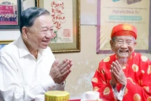 苏林总书记走访慰问研究家阮廷思并致以新春祝福。