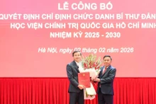 越共中央书记处常务书记陈锦秀授予任命胡志明国家政治学院党委书记的决定【组图】