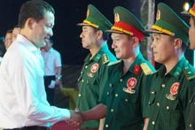 越共中央委员、同奈省委书记、同奈省国会代表团团长武宏文向边防部队战士们赠送礼物。