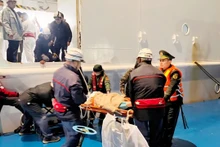 迅速将突发中风的外国游客送岸就医。