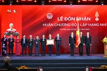 越南国会主席陈青敏向法律与司法委员会授予二级独立勋章。