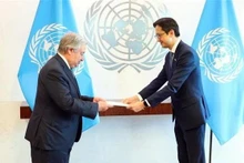 南驻联合国大使杜雄越在联合国总部向联合国秘书长安东尼奥·古特雷斯递交委任书。（图片来源：越通社）