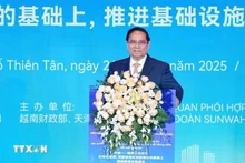 范明正总理在论坛上发表讲话。
