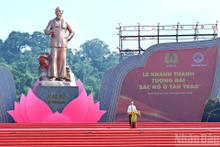 苏林总书记在“胡志明主席在新潮”纪念雕像落成典礼上发表讲话。