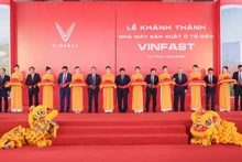 VinFast河静电动车生产厂落成剪彩仪式。