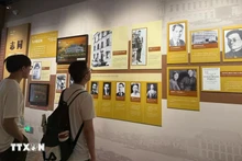 观众前来参观了解《革命之路——胡志明同志在中国》专题展览。（图片来源：越通社）