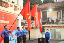 胡志明共青团中央委员会机关团委在其总部隆重举行升旗仪式。