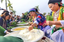 附图：这一年度活动是展现团结互助、相亲相爱精神，携手延续和弘扬相互帮助传统美德。（图片来源：越通社）