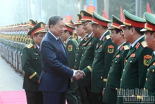 苏林总书记与后勤—技术总局领导代表握手。