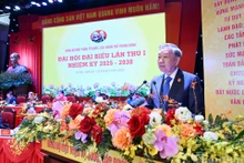 苏林总书记在会上发表讲话。