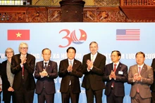越南国家主席梁强同出席见面会的各位代表。（春棋 摄）