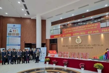 '在党的光荣旗帜下：越南革新40年回顾与奋发图强纪元愿景'的专题展开幕仪式。