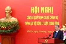 越共中央总书记苏林在会议上发表讲话。