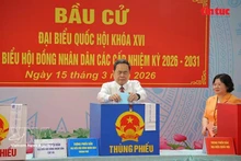 越南国会主席、国家选举委员会主席陈青敏在胡志明市旭门乡第14号投票站行使公民权利。