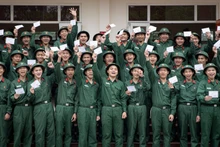 新兵兴高采烈在单位履行选举权利【组图】