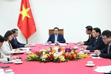 越南政府总理范明正与阿拉伯联合酋长国总统通电话。