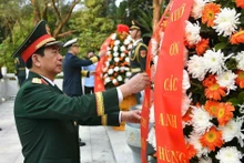 潘文江大将和董军上将在越中人民革命烈士纪念碑敬献花圈【组图】