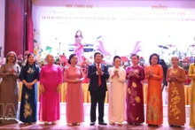 老挝越南奥黛遗产俱乐部委员会正式亮相。