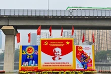 在广场、环岛和交通繁忙地区安装了大型广告牌，以传播有关选举日的信息。