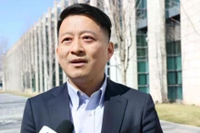 中国环球电视网评论员、中央民族大学教授曲强接受越通社驻北京记者的采访。（图片来源：越通社）