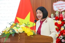 智利驻越南大使纳斯利·贝尔纳尔·普拉多在活动中发表讲话。