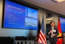 3月23日，在纽约举行的越美商业论坛上，胡志明市越南国际金融中心管理机构副主任阮友勋分享了他对越南国际金融中心-胡志明市投资机遇的见解。（图片来源：越通社）