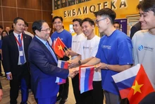 越南政府总理范明正与俄罗斯国家研究型技术大学学生。