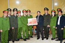 政府总理范明正走访慰问了安姜乡干部、群众及武装力量。