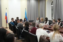 俄越籍教师和学生参加了MGLU越南语俱乐部的年度会议。（图片来源：春兴 摄）