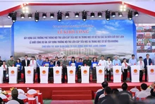 越南政府总理范明正出席在清化省安姜乡举行的72所陆地边境乡九年一贯制寄宿学校开工仪式主会场。